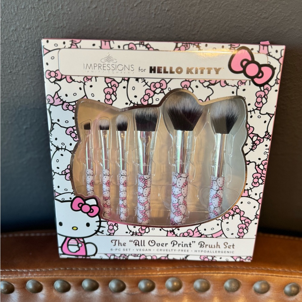 NIB Impressions Hello Kitty White/Pink makeup brushes